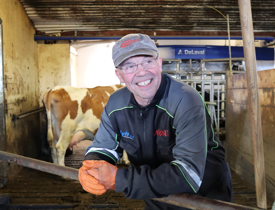 Jóhann Gísli Jóhannsson hefur eftirlátið dóttur sinni og tengdasyni bú sitt að Breiðavaði og er sjálfur sérlegur aðstoðarmaður þeirra í bústörfum og öðru sem til fellur. Hann er enn á kafi í skógræktarmálunum.