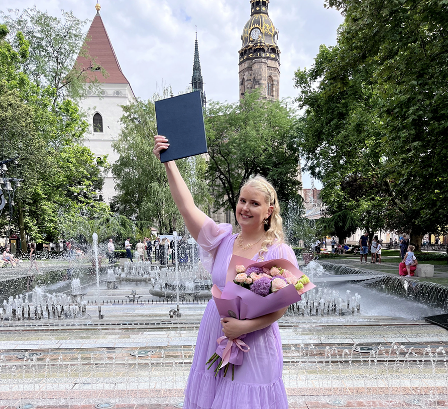 Sóley Erna Sigurgeirsdóttir, komin með útskriftarplaggið í hendurnar úr dýralækninganáminu í Slóvakíu.