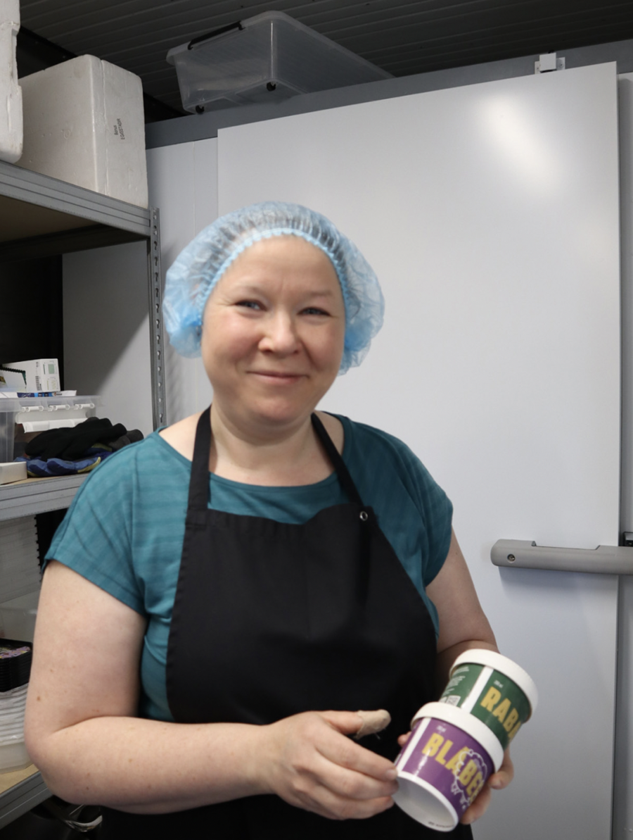 Ann-Marie Schlutz stofnaði Sauðagull ehf. fyrir fimm árum til að framleiða vörur úr sauðamjólk sem hún fær úr einlembdum ám í hálendisbrún Fljótsdalshéraðs. Hér sýnir hún tvær ístegunda sinna.