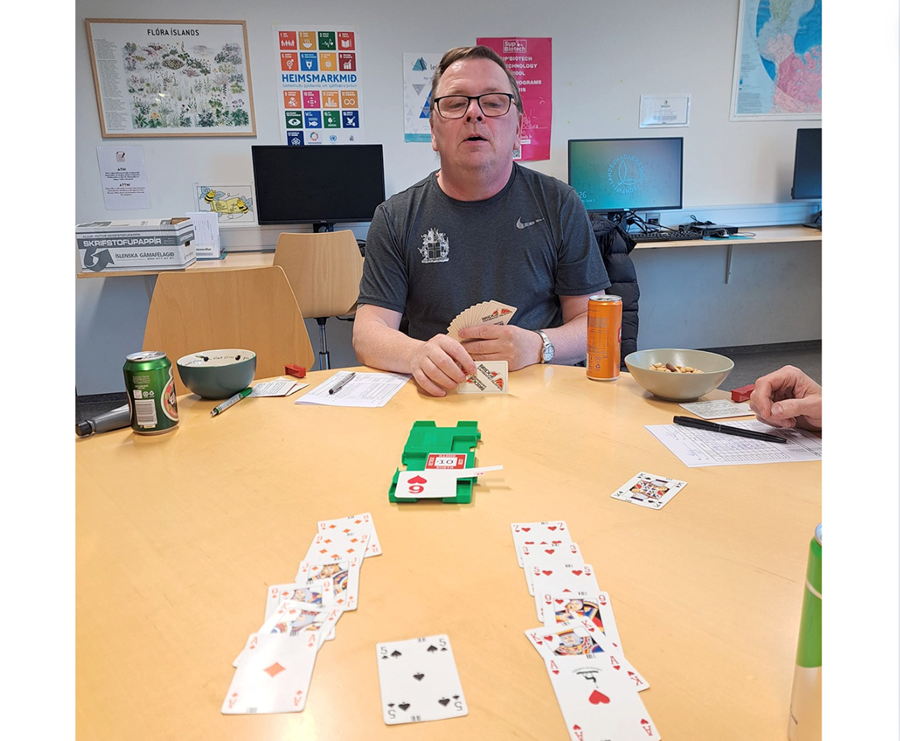 Karl Grétar Karlsson virðir fyrir sér skrímslið.