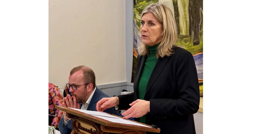 Hanna Katrín Friðriksson atvinnuvegaráðherra var í för með Bændasamtökunum og átti samtöl við bændur. Trausti Hjálmarsson, formaður Bændasamtaka Íslands, er í bakgrunni. 