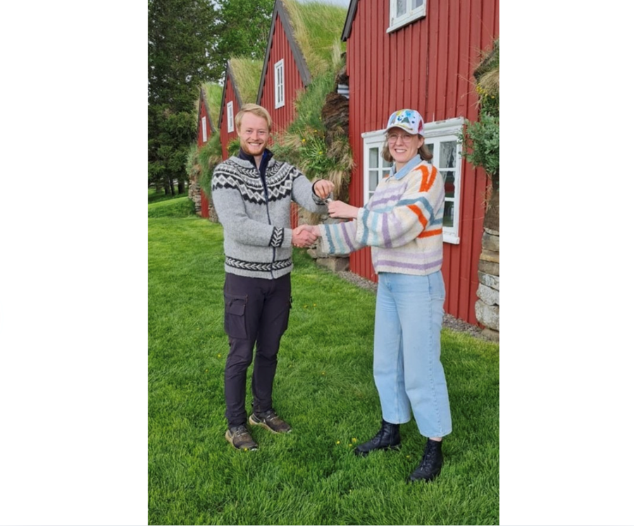 Hér er Anna Guðný að taka við safnstjóralyklunum í byrjun sumars af Eyþóri Braga Bragasyni, fyrrum safnstjóra.