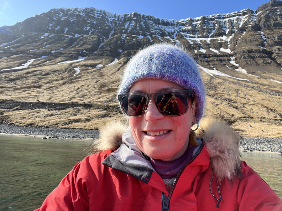 Sigríður Júlía Brynleifsdóttir á báti undir vestfirskri fjallshlíð. Hún er bæði bæjarstjóri Ísafjarðarbæjar og gangna- og réttarstjóri á svæðinu frá Fjallaskaga að Alviðru. 