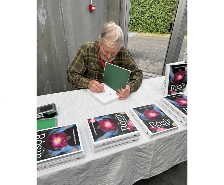 Vilhjálmur Lúðvíksson áritar bók sína. 