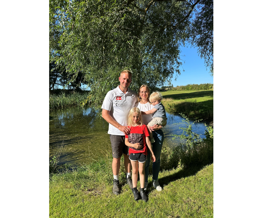 Eyvindur Hrannar og Anne Clara með börnin sín tvö, Selmu og Sólón, en fjölskyldan er hæstánægð á hestabúgarðinum sínum í Danmörku. 