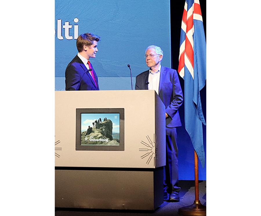 Jóhann Páll Jóhannsson umhverfis-, orku- og loftslagsráðherra veitti Oddi Sigurðssyni jarð- og jöklafræðingi Náttúruverndarviðurkenningu Sigríðar í Brattholti á nýafstöðu Umhverfisþingi.