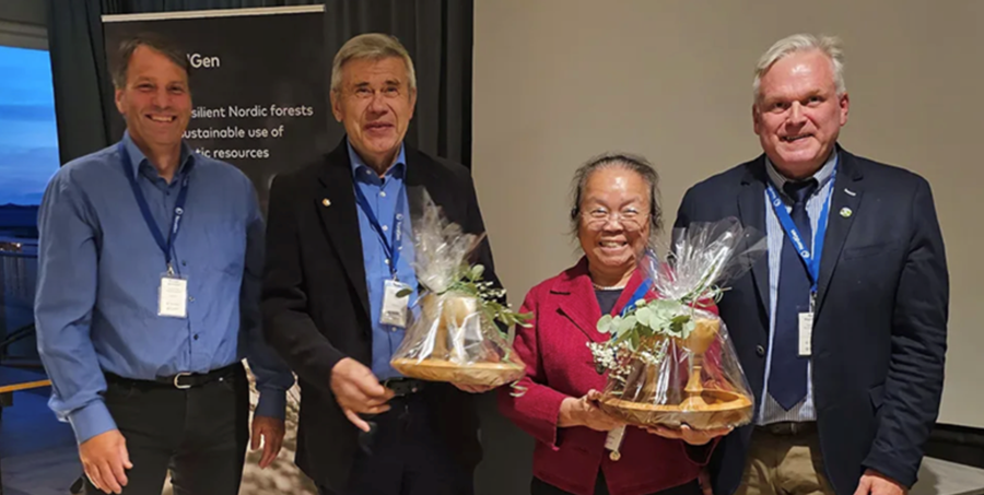 F. v. Brynjar Skúlason, sviðsstjóri rannsókna og þróunar hjá Landi og skógi, Þorsteinn Tómasson plöntuerfðafræðingur, Kesara Margrét Anamthawat Jónsson, prófessor emerita í grasafræði og plöntuerfðafræði, og Ágúst Sigurðsson, forstöðumaður Lands og skógar, við afhendingu heiðursviðurkenningar til Kesöru og Þorsteins nú nýverið. Þau fengu gripi úr íslenskum viði gerða af Jóni Guðmundssyni.