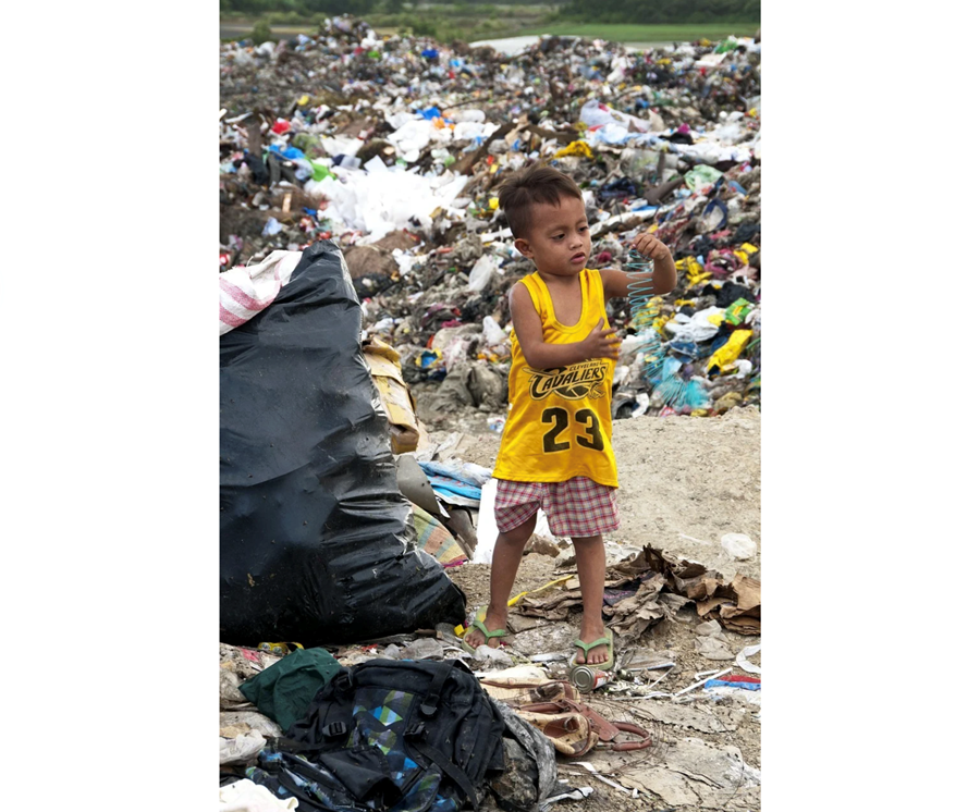 Ný samantektargrein um fjölmargar nýlegar rannsóknir segir að efni sem notuð eru í plast geti stuðlað að sjúkdómum og fötlun hjá börnum, sérstaklega við útsetningu snemma á lífsleiðinni. 