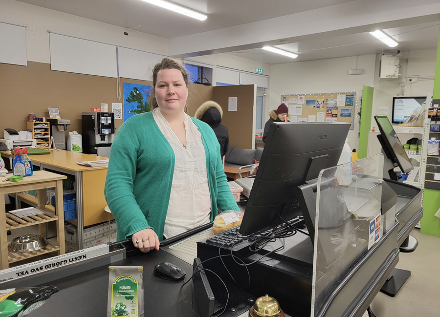 Ásrún Ýr Gestsdóttir, verslunarstjóri Hríseyjarbúðarinnar, segir mikið lagt upp úr því að þjónusta eyjarskeggja og ferðamenn sem best.