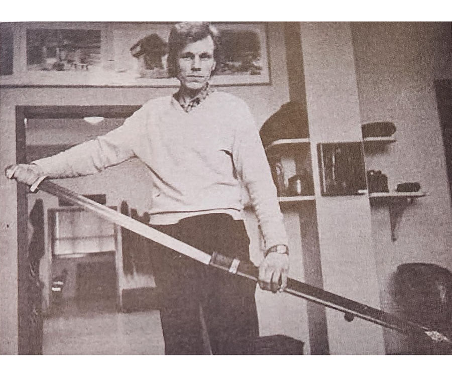 Gunnar dregur sverðið úr slíðri. Myndin fylgdi viðtali sem tekið var við Gunnar og birtist á baksíðu Tímans 1975.