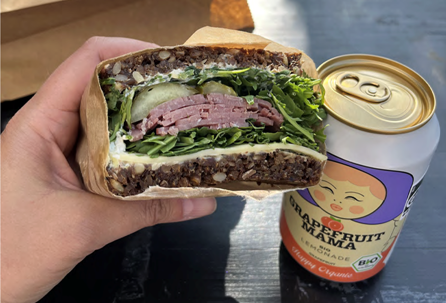 Danskur götubiti, safarík rúgbrauðssamloka með gómsætu áleggi.  