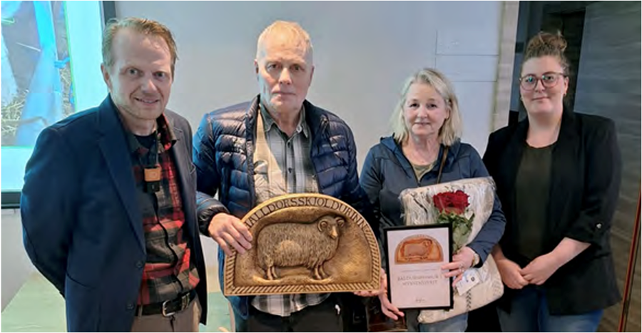 Eyþór Pétursson og Agnes Einarsdóttir í Baldursheimi 2 hlutu Halldórs- skjöldinn fyrir útnefninguna ræktunarbú ársins 2025. Þau er hér á milli Eyþórs Einarssonar, ráðunautar Ráðgjafarmiðstöðvar landbúnaðarins, og Sigurborgar Hönnu Sigurðardóttur, formanns Fagráðs í sauðfjárrækt.