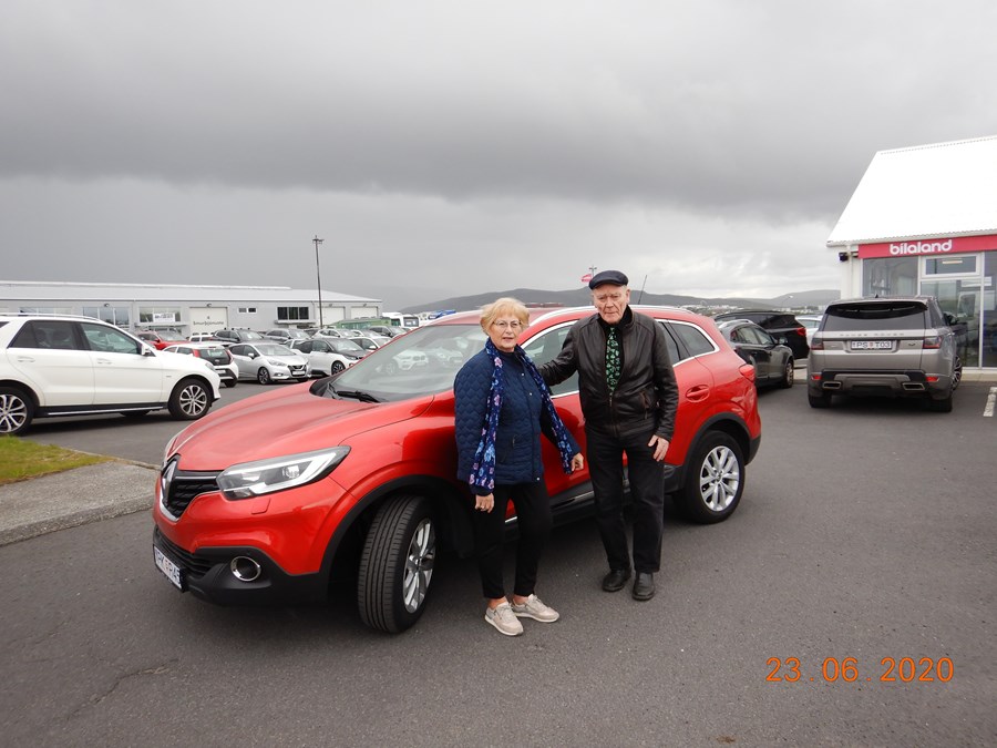 Sigurður Sigurðarson og Ólöf Erla Halldórs­dóttir við Renault-bifreið sem bílasalan Bílaland lánaði til verksins.