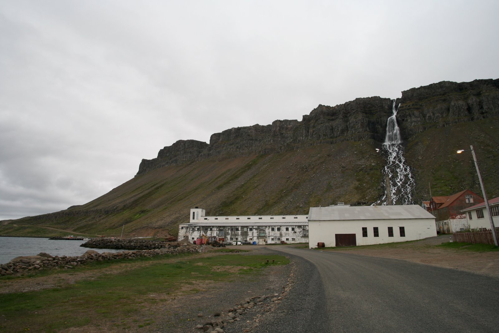 B&#250;in a&#240; vera &#237; &#254;rj&#225;t&#237;u og eitt &#225;r a&#240; gera verksmi&#240;juna upp