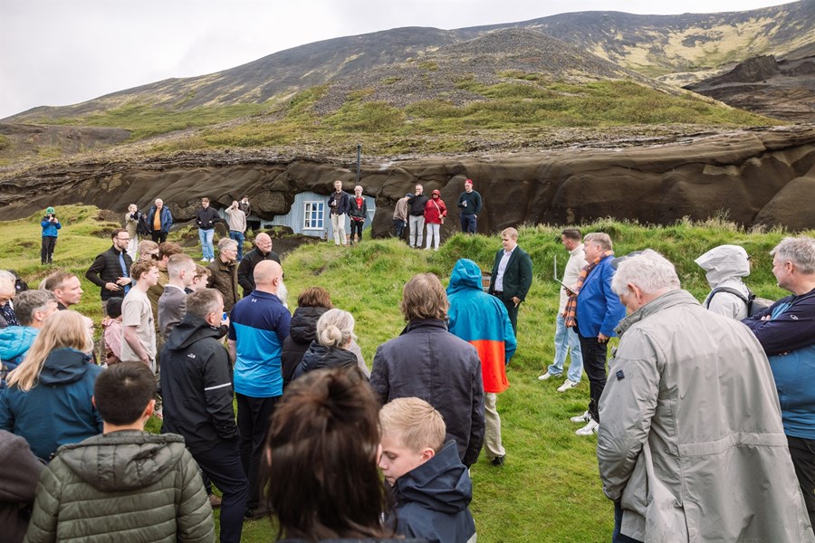 Skákmenn safnast saman fyrir utan hellinn. 
