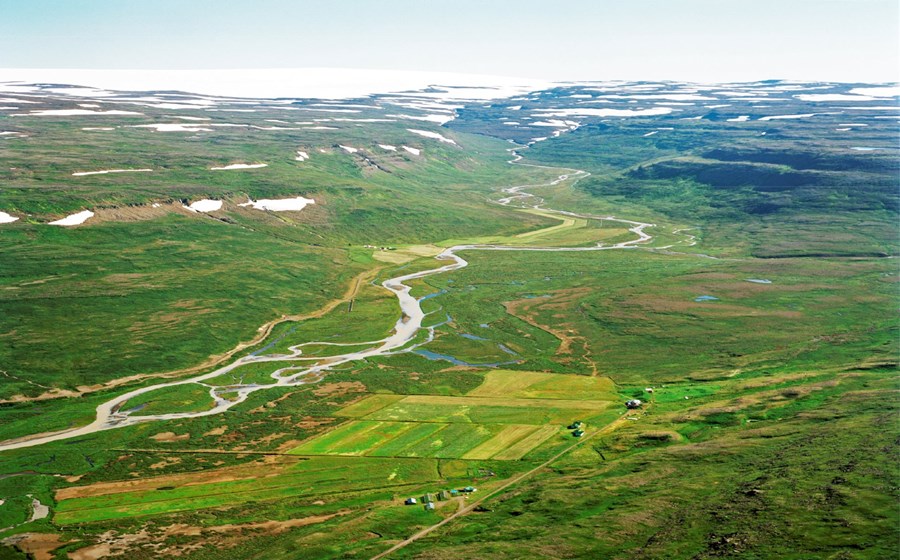 Skjaldfannardalur. Bærinn Laugaland er fremst til hægri á myndinni, en innar í dalnum vinstra megin við Selá er bærinn Skjaldfönn.