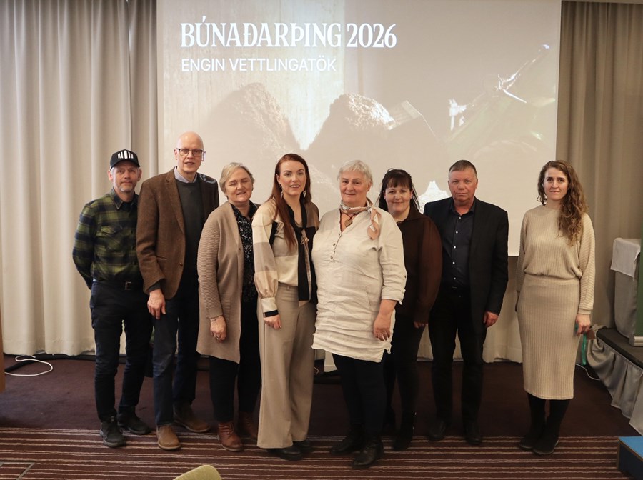 Ný stjórn skógarbænda. Hrönn, sem er nýr formaður, fyrir miðju ásamt Sólrúnu Þórðardóttur, starfsmanni skógarbænda hjá Bændasamtökunum. 