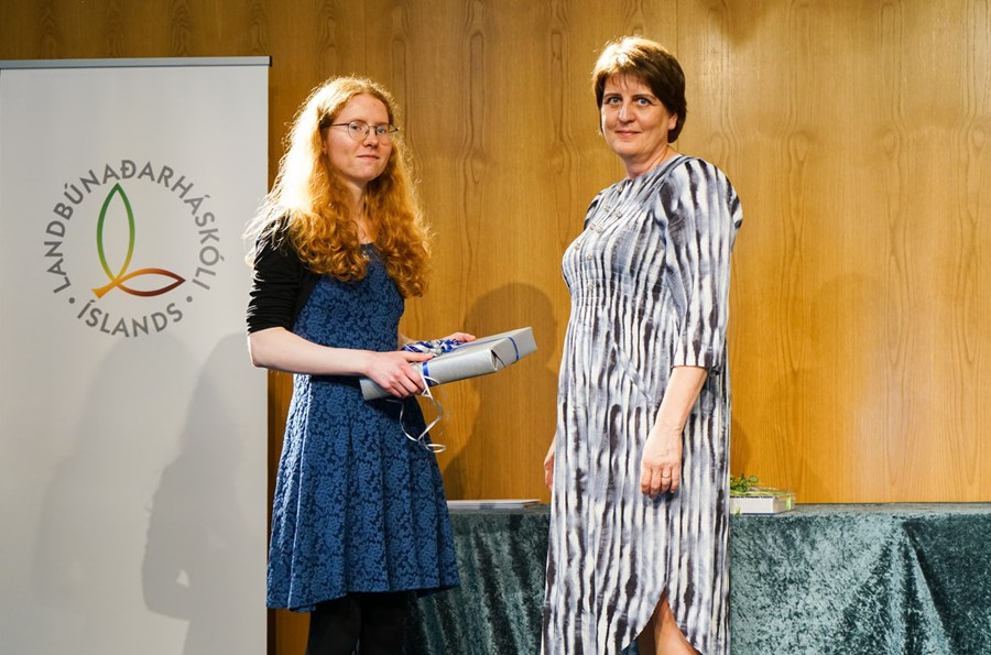 Guðrún Sunna Jónsdóttir, sem stóð efst á BS prófi, er hér ásamt Ragnheiði rektor.