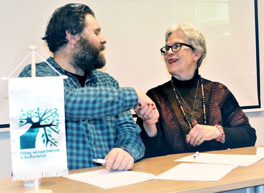 María E. Ingvadóttir og Hrafnkell Guðnason skrifuðu undir sex milljóna króna samninginn kampakát.