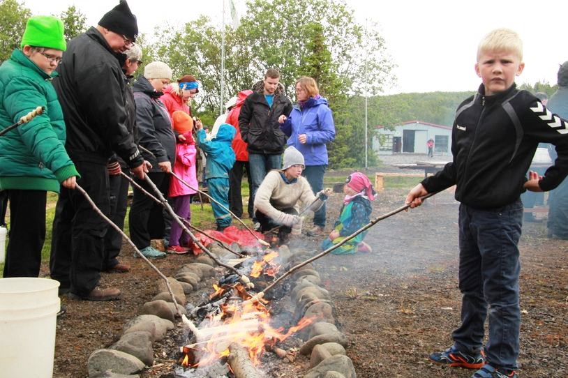 Pinnabrauð bakað yfir langeldi.