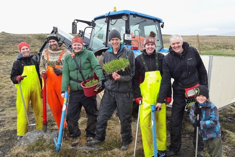 Þessi fríði flokkur vann að gróðursetningu í hagaskógana á Fjarðarhorni í Hrútafirði sumarið 2017. Með hagaskógi er átt við gisinn skóg með góðum bithögum.