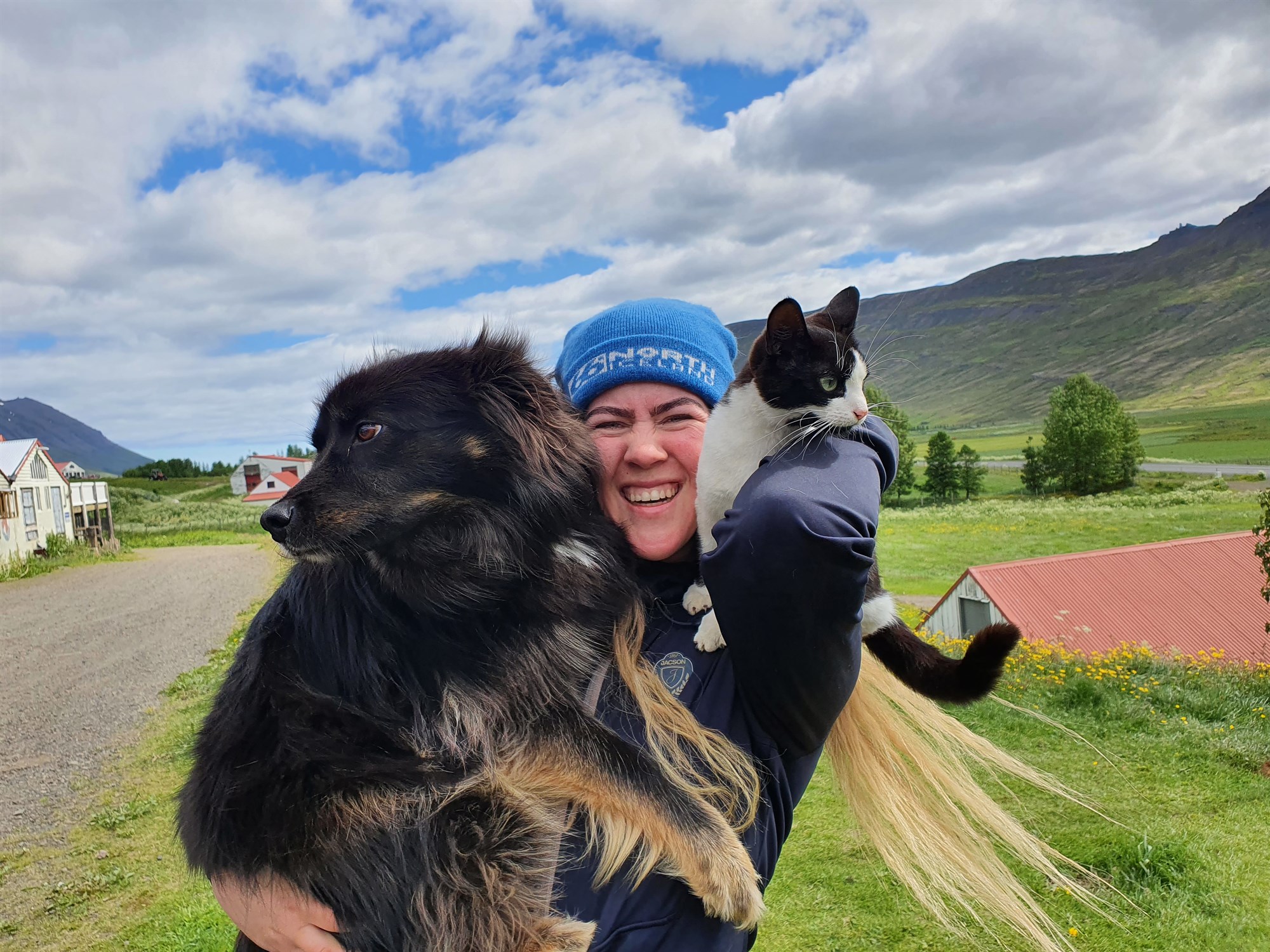 Hundur og köttur í fanginu á heimasætunni