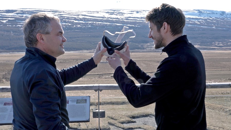 Skúli Björn Gunnarsson, forstöðumaður Gunnarsstofnunar á Skriðuklaustri, sýnir ferðamanni sýndarveruleika við rústir miðaldaklaustursins.