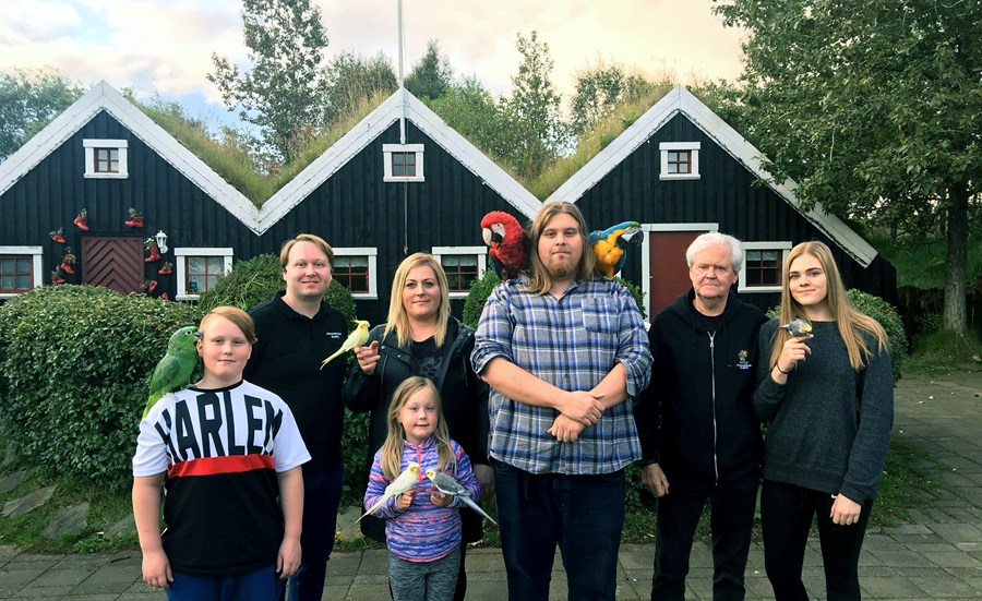 Stofnandi ásamt núverandi eigendum Slakka, barnabörnum og tengdasyni. Talið frá vinstri: Matthías Líndal Jónsson, Baltasar Breki Matthíasson, Sigurrós Birta Matthíasdóttir, Gunnur Ösp Jónsdóttir, Egill Óli Helgason, Helgi Sveinbjörnsson og Rannveig Góa He