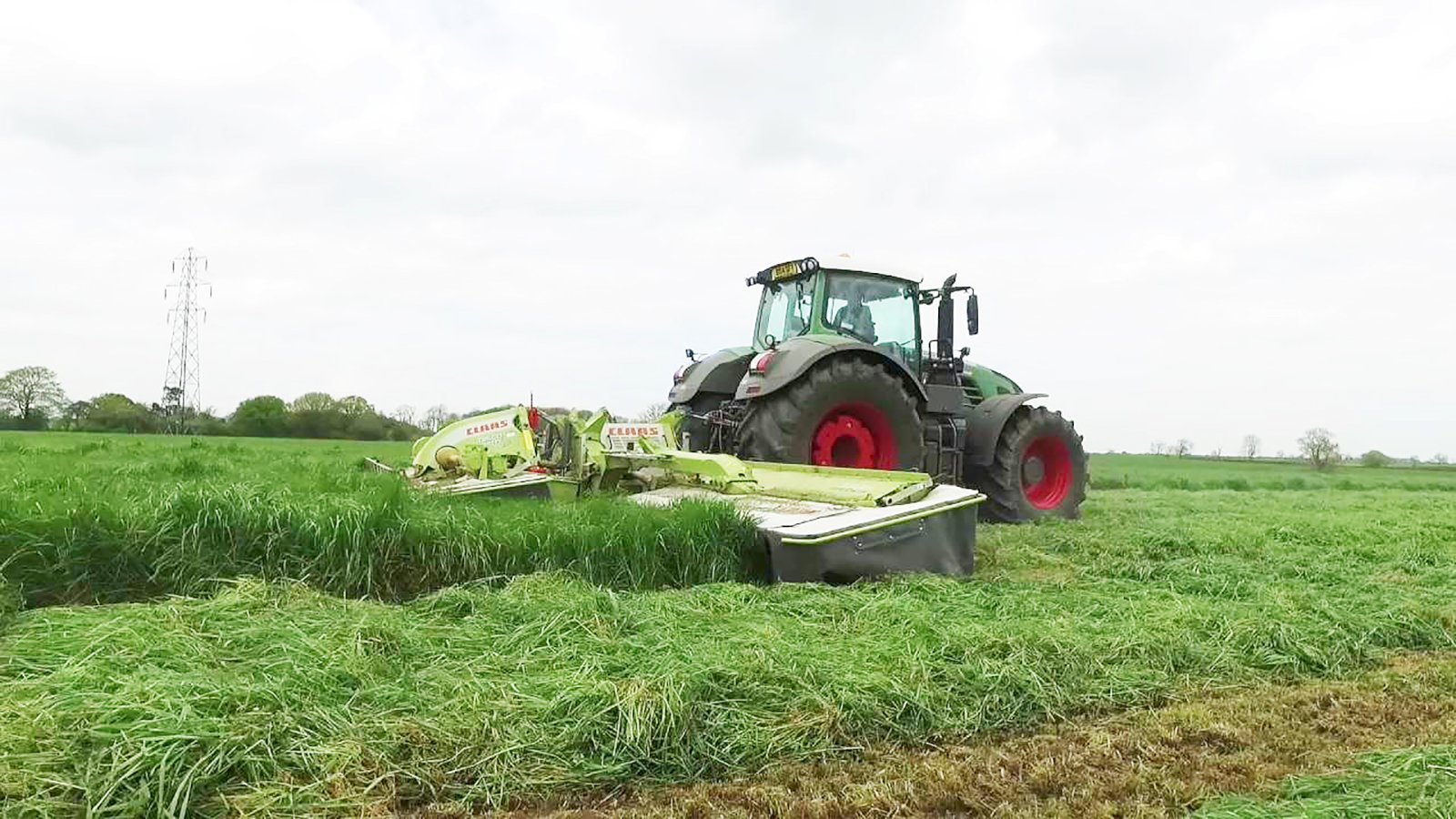 Bætt afköst og vinnuumhverfi við slátt með því að bakka