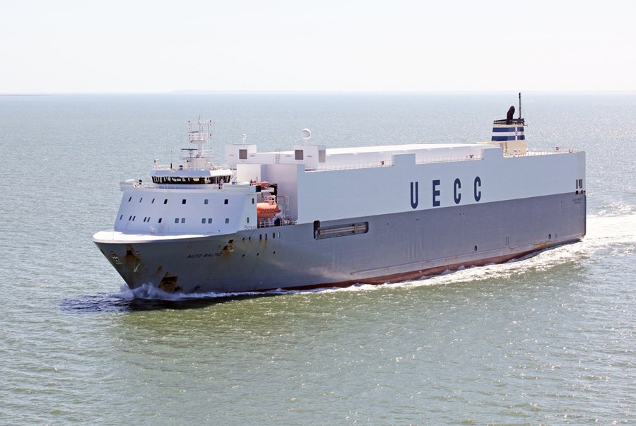 Ferja Smyril Line Cargo sem hefja mun siglingar á milli Þorlákshafnar og Rotterdam í Hollandi nú í apríl er með yfirbyggt dekk. Tekur hún 90 tengivagna og 500 fólksbíla í ferð.