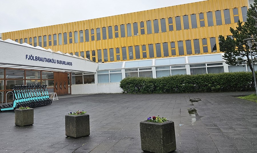 Rúmlega þúsund nemendur eru í Fjölbrautaskóla Suðurlands og starfsmenn eru um 150 talsins. Fjölmennasta brautskráning í sögu skólans var í lok maí en þá útskrifuðust um 170 nemendur frá skólanum.