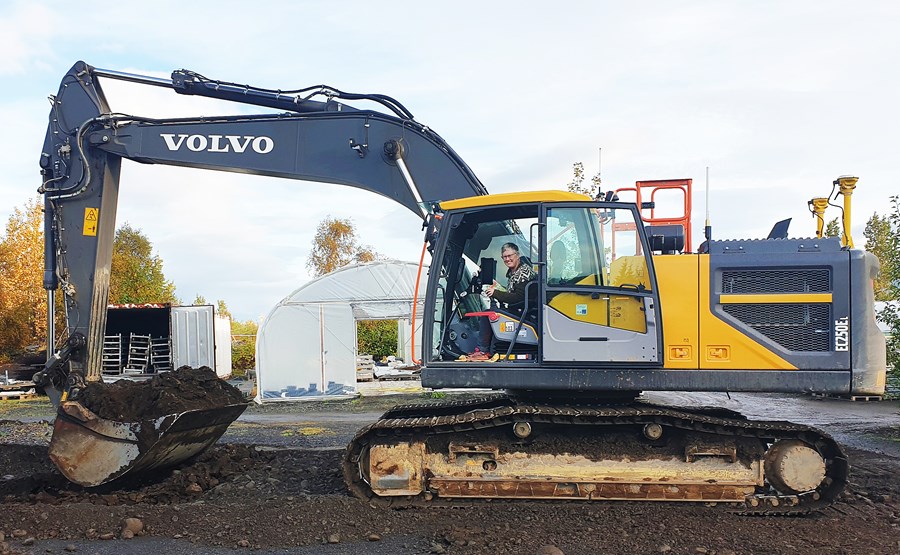 Katrín Ásgrímsdóttir tók fyrstu skóflustungu að nýju 2.000 fermetra gróðurhúsi í lok september. Stefnt er að því að sá í húsinu í apríl.