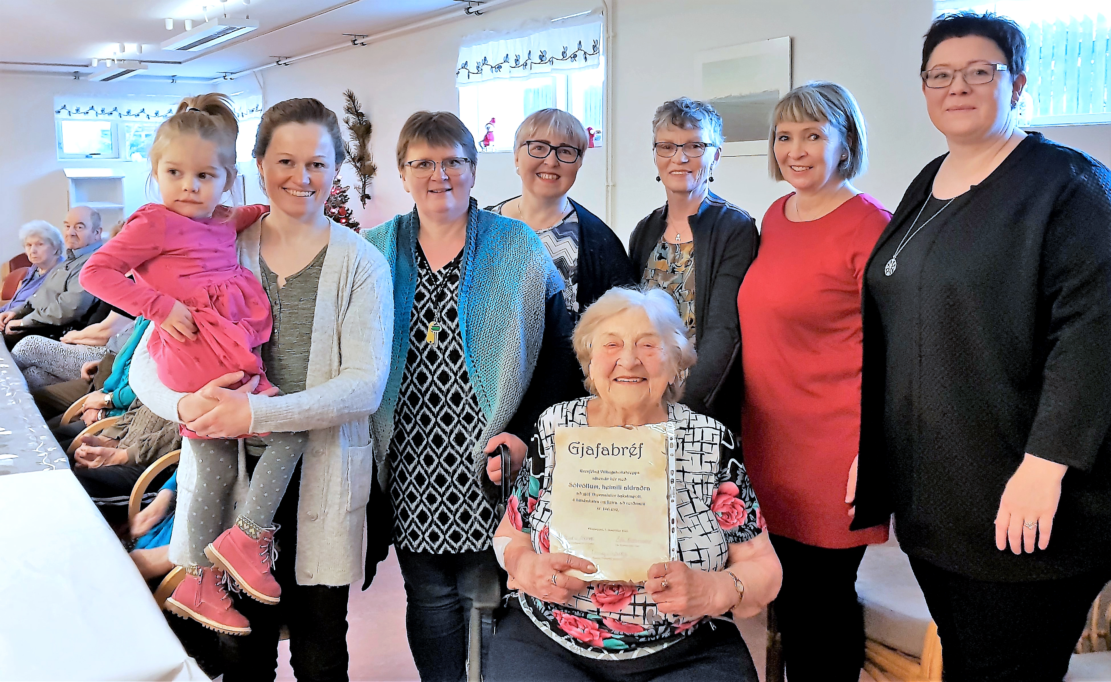 Gaf Sólvöllum á Eyrarbakka bakstrapott og hitabakstra