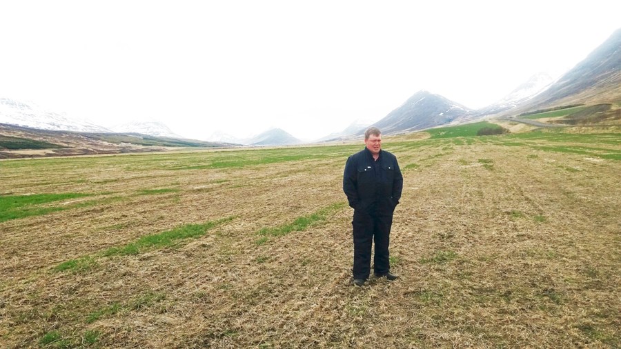 „Það eru margir sem fara mun verr út úr þessu en ég,“ segir Halldór Arnar Árnason, bóndi í Stóra-Dunhaga, sem stendur hér á helkölnu túni.