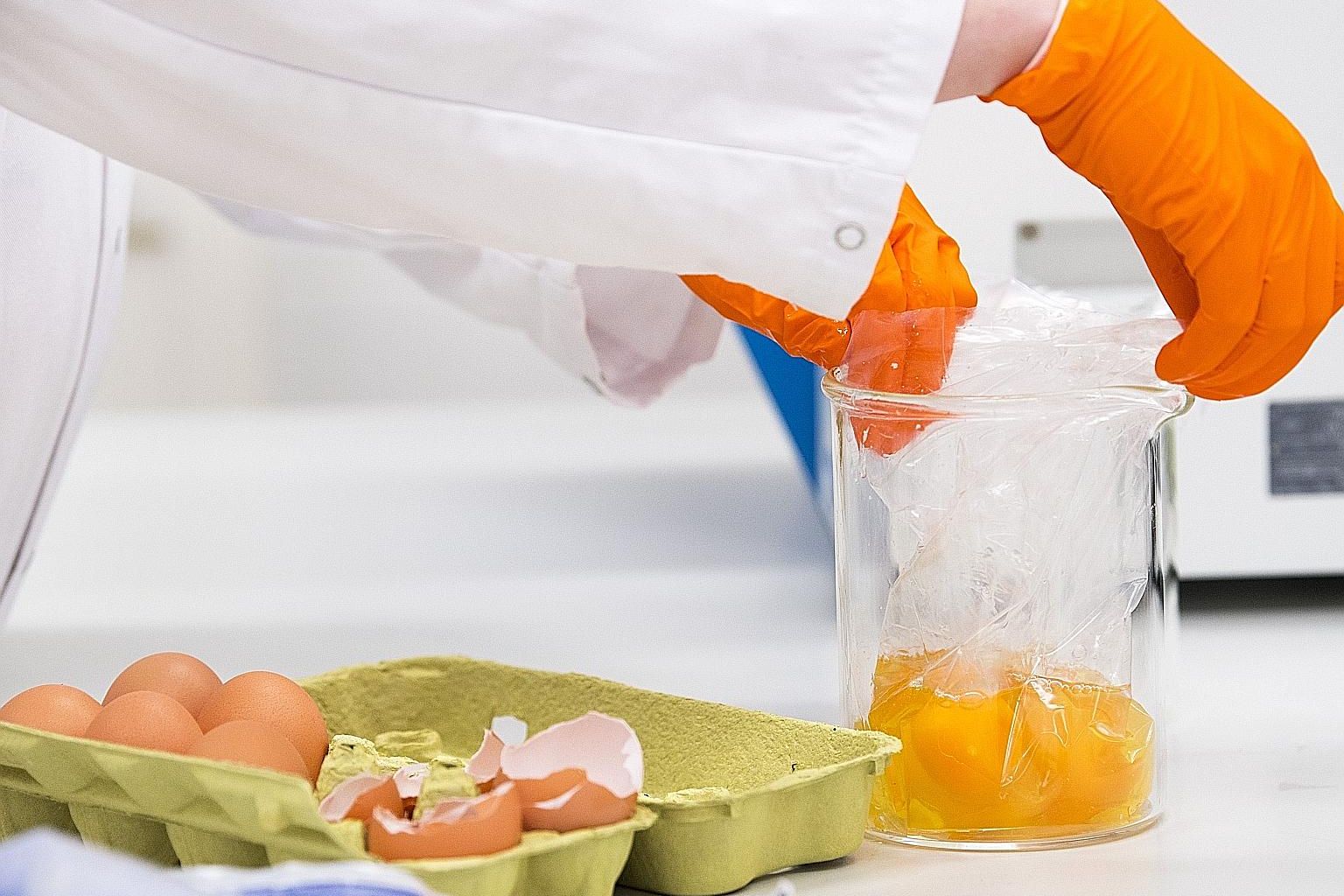 Millj&#243;nir eggja fjarl&#230;g&#240; &#250;r hillum verslana &#237; Evr&#243;pu vegna skord&#253;raeiturs