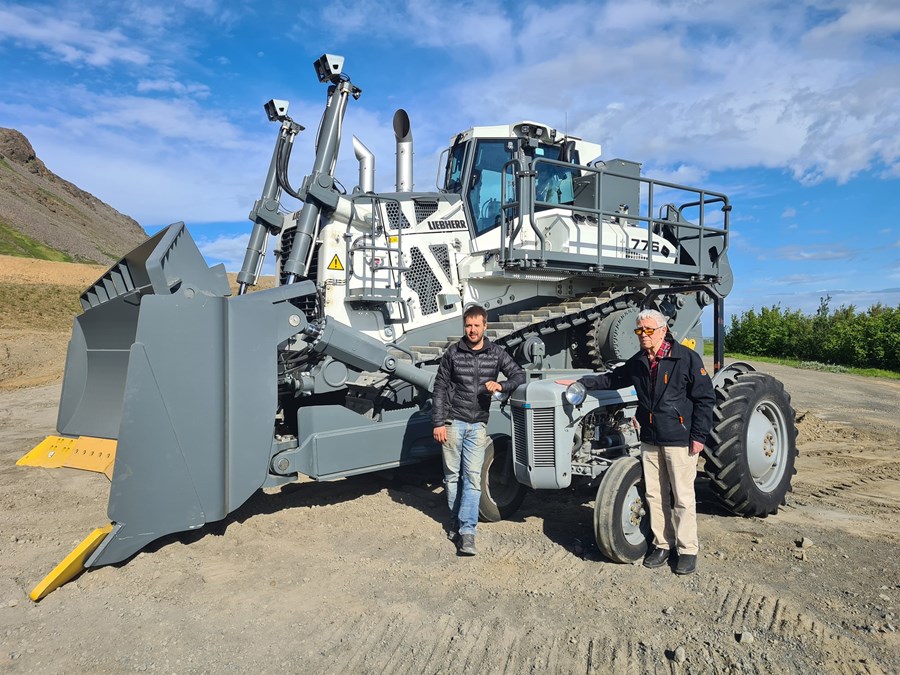 Gamli og nýi tíminn mætast. Hérna má sjá langfeðgana Jón Ingileifsson og Jón Ingileifsson frá Svínavatni. Upphaf vélaútgerðar á Svínavatni má rekja til Ferguson eins og á myndinni, en nýjasta viðbótin í vélaflotann er stærsta jarðýta landsins, Liebherr PR776. 
