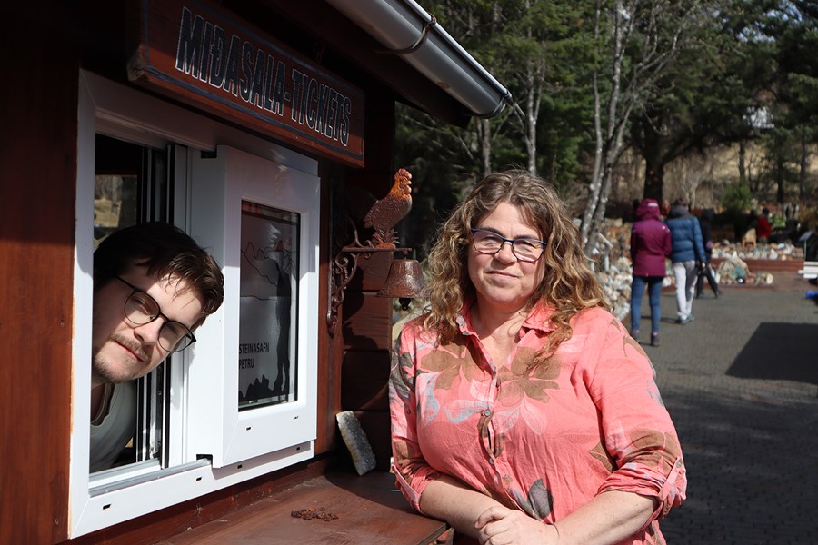 Unnur Sveinsdóttir, elsta barnabarn Ljósbjargar Petru Maríu Sveinsdóttur, rekur nú steinasafnið á Stöðvarfirði og hefur fyrir því mikinn metnað. Sonur Unnar, Jónatan Þráinsson, gægist hér út úr miðasöluskúrnum.