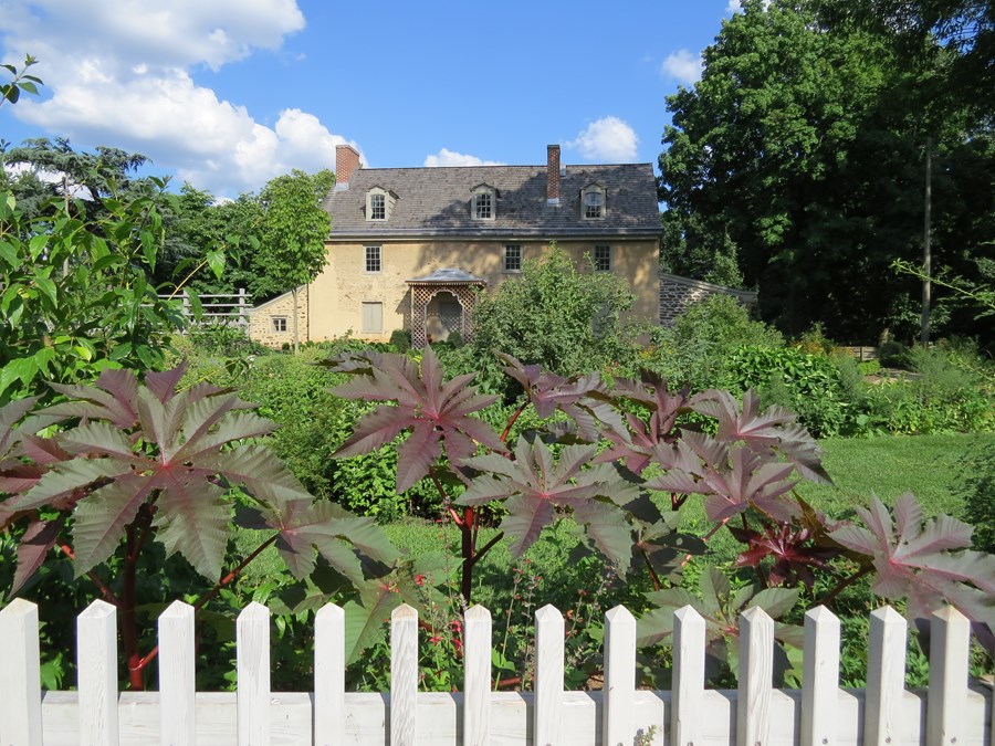 Steinhúsið sem John Bartram byggði, skömmu eftir landakaupin 1728. Myndir / Kristján Friðbertsson.