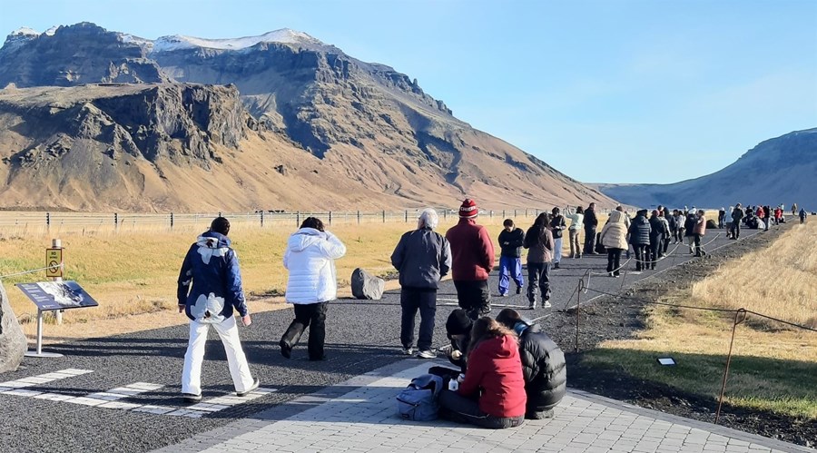 Hér sést Eyjafjallajökull vel og heim að Þorvaldseyri. Stígurinn liggur svo samhliða þjóðveginum og þar er líka bakaríið og kaffihúsið, ásamt stóru bílastæði. 
