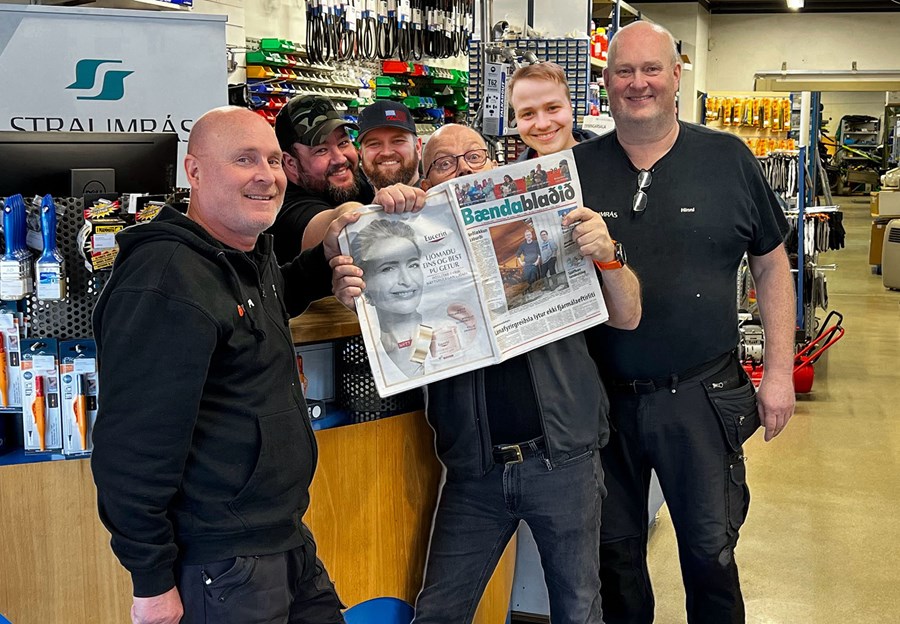 Starfsmenn Straumrásar, þeir (f.v.) Rúnar, Dóri, Binni, Guðni, Tóti og Hinni. „Sem sjá má erum við allir búnir að taka baksíðuauglýsingu Bændablaðsins á orðinu og maka á okkur fegurðarkremi og þar með orðnir alveg „ljómandi eins og best við getum“.