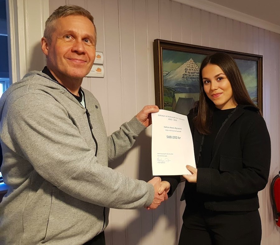 Kristján Ingimarsson, formaður Snorrasjóðs, afhendir hér Hafrúnu Alexíu gjafabréf upp á 500.000 krónur úr sjóðnum. 