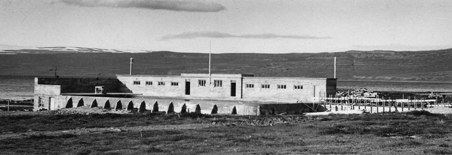 Öld er frá smíði fyrstu steinsteyptu sundlaugarinnar í Reykjanesi. Þar hófst
sundkennsla í lítilli torflaug um miðja nítjándu öld. 