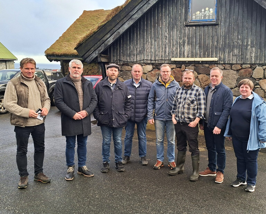 Hópurinn sem heimsótti lífgas- og áburðarverið Förka í Þórshöfn í Færeyjum. Knútur Rafn Ármann, Friðheimum, Arnar Bjarni Eiríksson Gunnbjarnarholti, Óttar Bragi Þráinsson, Miklaholti, Þórarinn Þorfinnsson, Spóastöðum, Axel Sæland, Espiflöt, Sigert Paturson, Hoyvíksgarði, Helgi Kjartansson, oddviti sveitarstjórnar Bláskógabyggðar og Ásta Stefánsdóttir, sveitarstjóri í Bláskógabyggð.