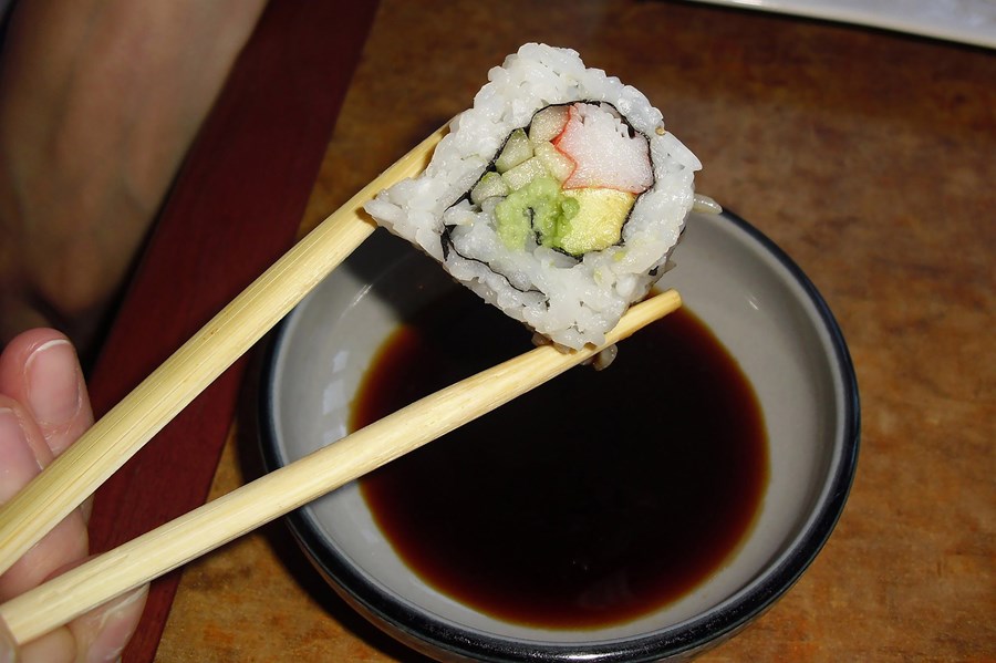 Sushi og sojasósa eru samheldið par.