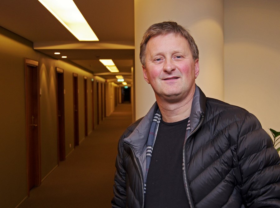 Sveinn Steinarsson .