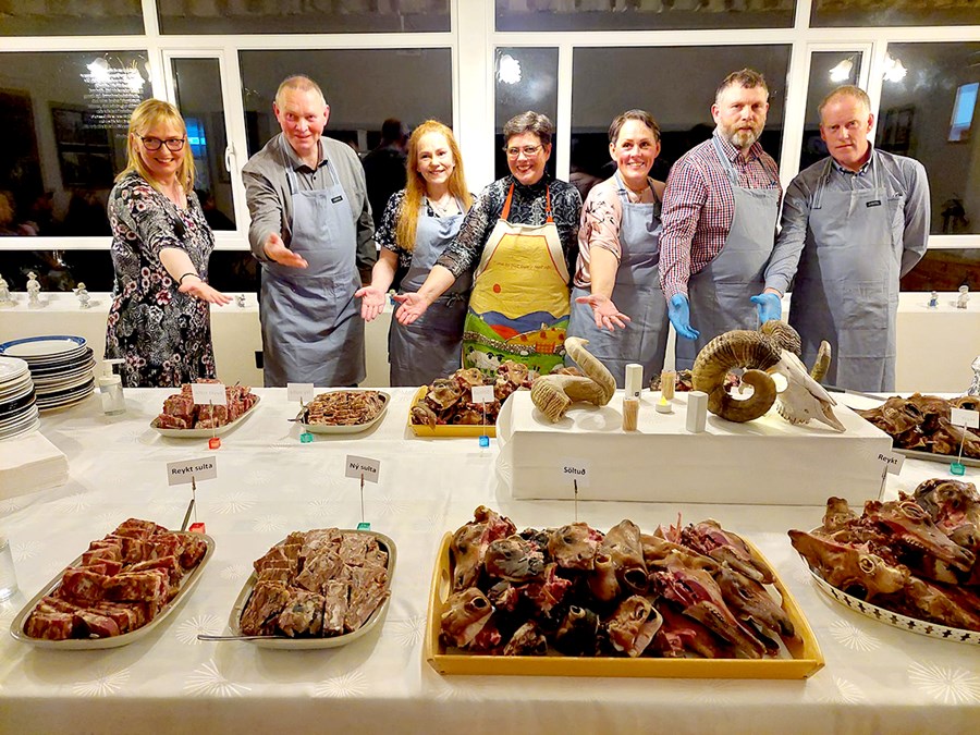 Frá Sviðaveislunni 2022. F.v.: Ester Sigfúsdóttir, Matthías Lýðsson, Steinunn Þorsteinsdóttir, Hafdís Sturlaugsdóttir, Salbjörg Engilbertsdóttir, Sverrir Guðbrandsson og Reynir Björnsson.