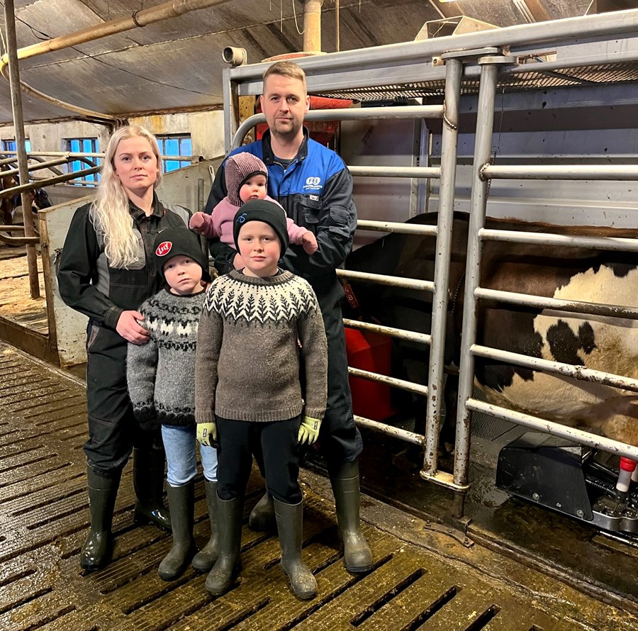 Fjölskyldan á Syðri–Hömrum í fjósinu á bænum. Frá vinstri: Helga Björg, Stefán Orri, Helgi Björn, Heiðdís Rún og Guðjón. Allur ágóði tónleikanna rennur til fjölskyldu Guðjóns heitins.