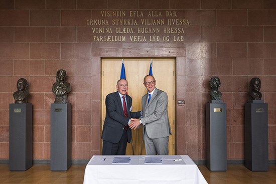 Jón Gíslason, forstjóri Matvælastofnunar og Bernhard Url, forstjóri EFSA undirrita samninginn.
