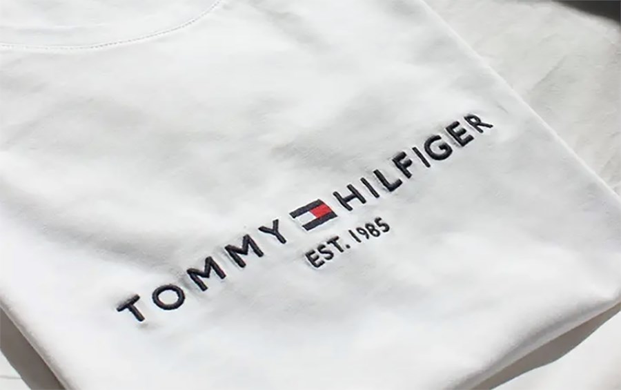 Nú í sumar býður merki Tommy Hilfiger í Evrópu viðskiptavinum sínum upp á stuttermaboli unna úr úrgangi sem umbreyttur hefur verið í hágæða textíltrefjar, undir nafninu Infinna.