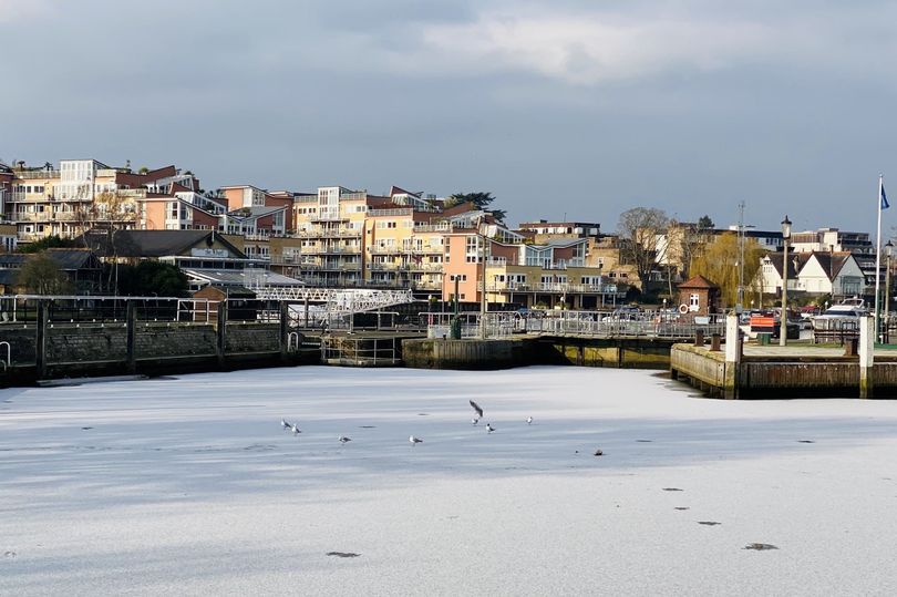 Áin Thames í London fraus að hluta í fyrsta sinn í um 60 ár